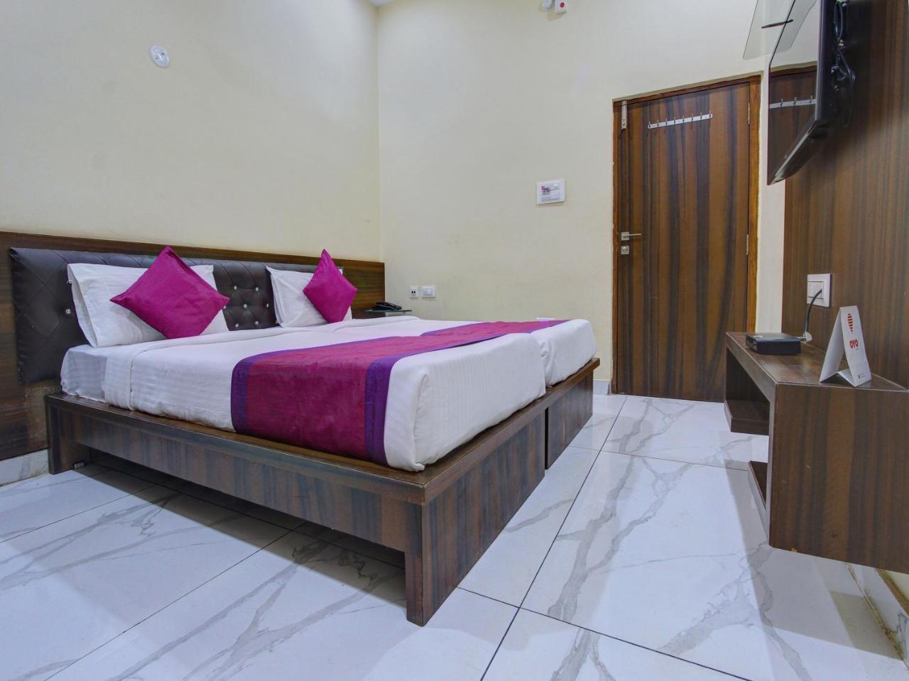 Hotel Oyo 7627 Royal Plaza à Haïdarabad Extérieur photo